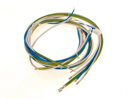 BOSCH Kabel-Set mit mehreren farbigen Drähten, die an einem Ende zusammengebündelt sind. Die Kabel sind für elektrische Verbindungen vorgesehen.